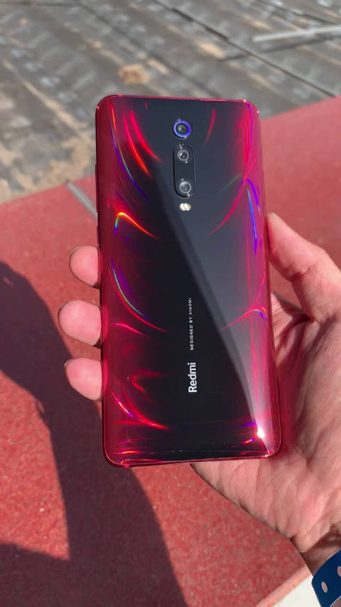 redmik20pro火焰红背面这个光泽是真的好看啊zt