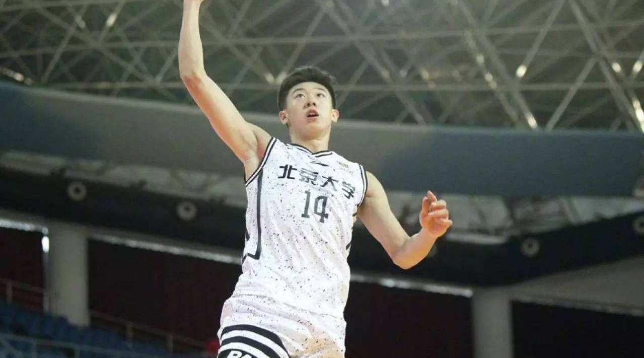 中国最强大学生王少杰十佳扣篮劲爆的身体素质隔扣是家常便饭