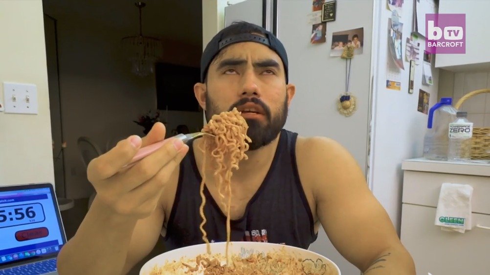 美国大胃王挑战15000大卡的一餐 zt