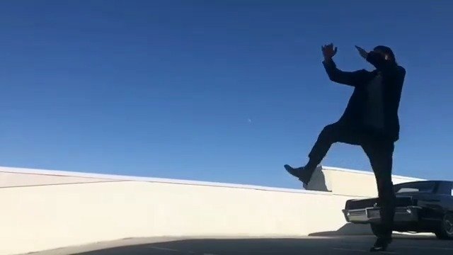 准备拍电影了伊布在片场腾空上演飞踢动作