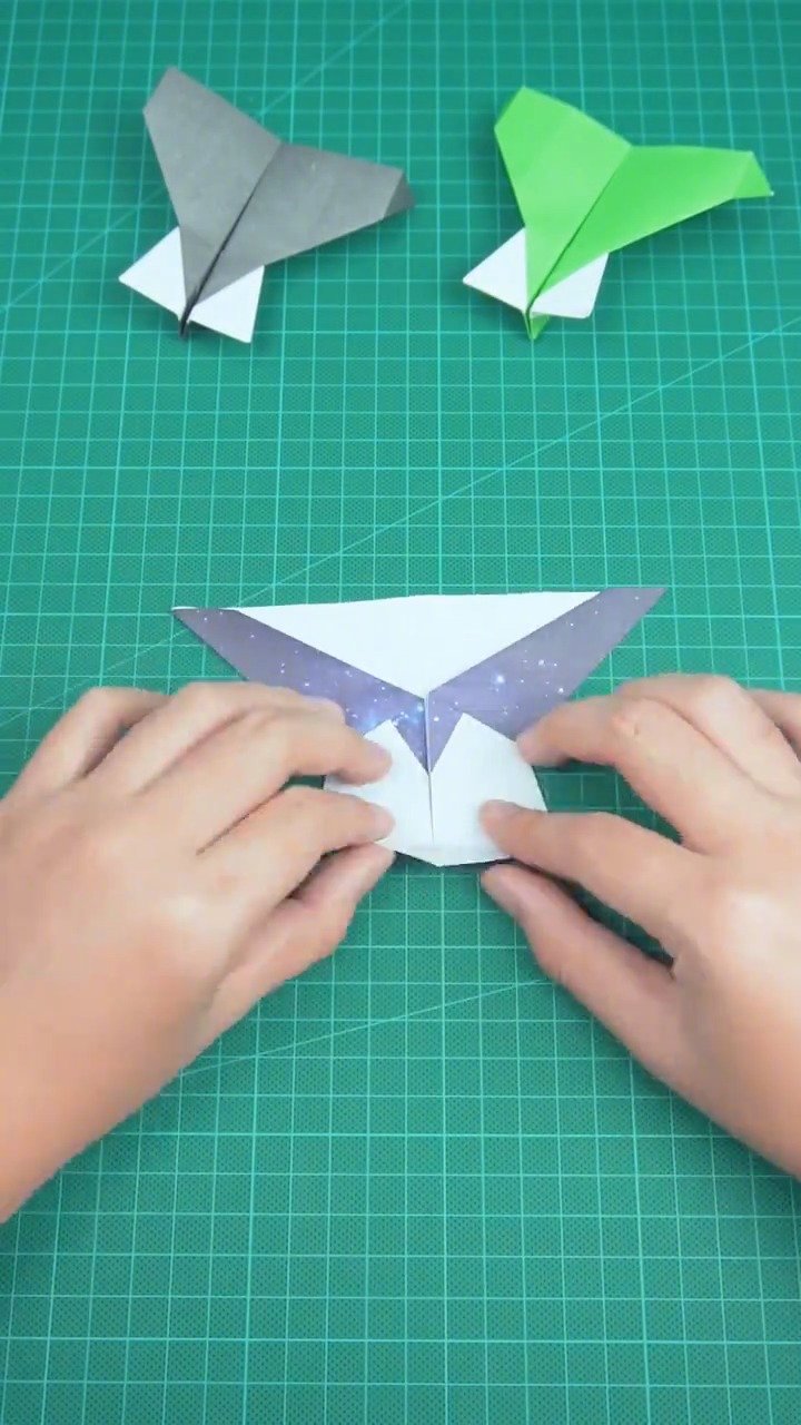 国外很火的小恶魔纸飞机飞的又快又稳折法很简单zt