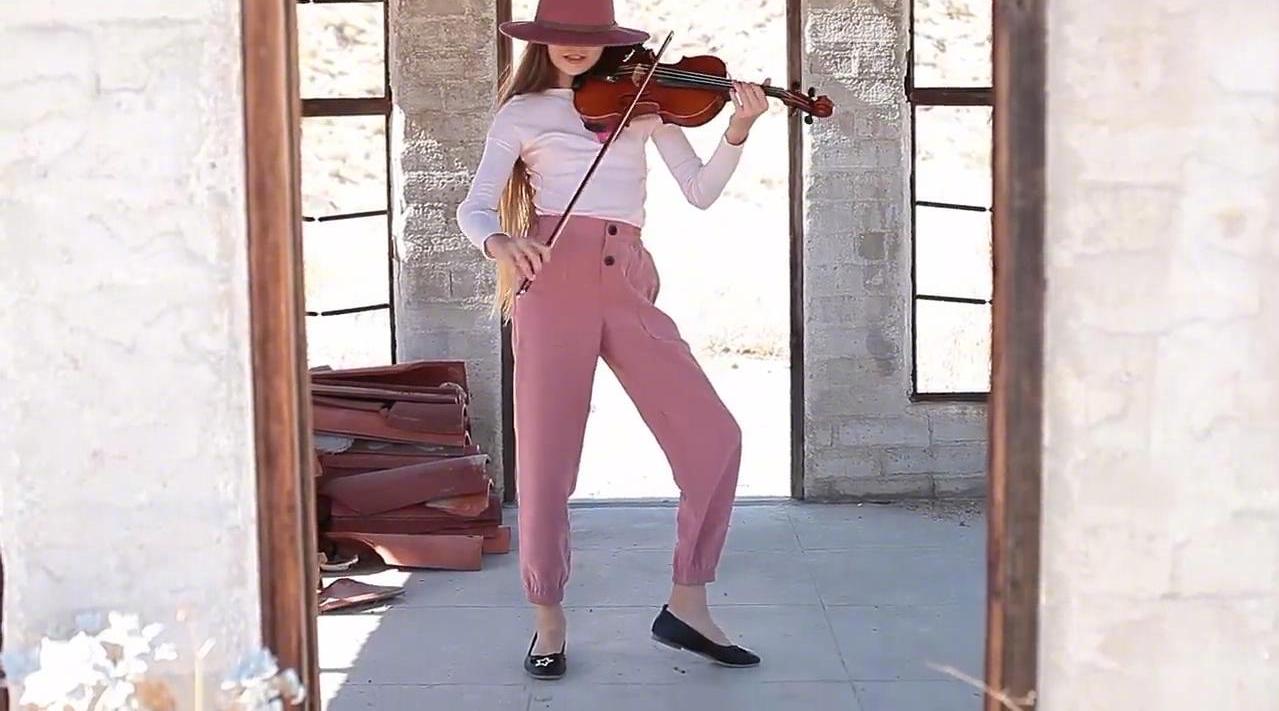 美国长腿小萝莉karolinaprotsenko小提琴演奏碧梨的badguyzt