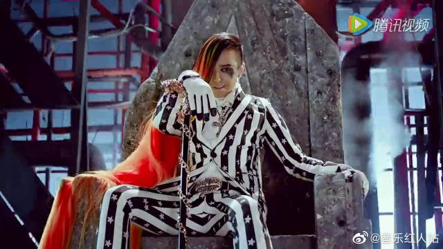 权志龙金丝眼镜bigbangfantasticbaby权志龙高清mv来回味哥哥的帅气吧