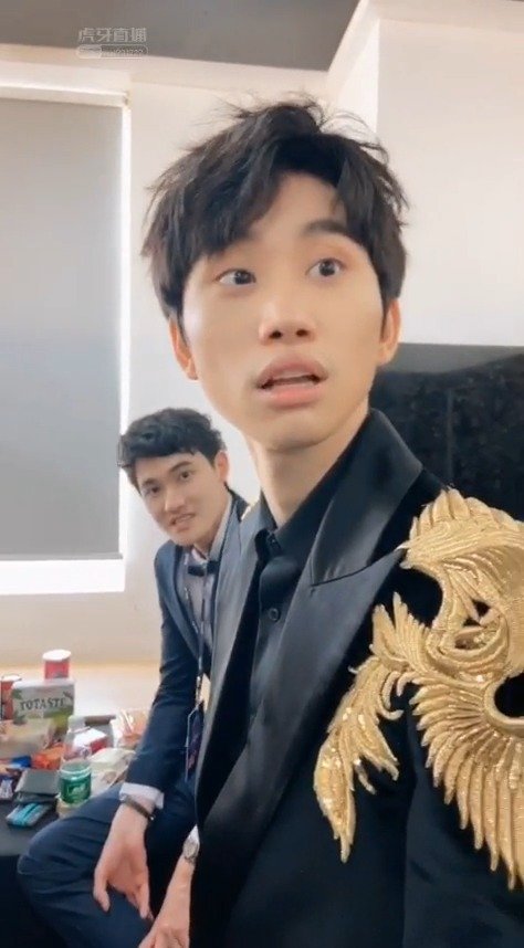 刘青松doinb这西装太jb帅了lwx年度上海卖房第一人zt