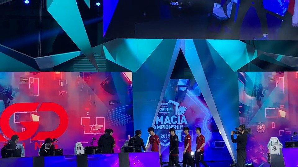 edg独特的敬礼方式骑士礼