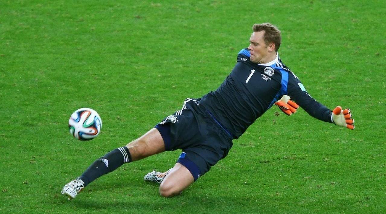 近十年最优秀的门将之一看看诺伊尔是怎么守门的