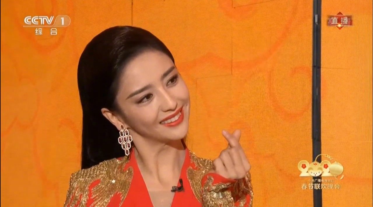 一起聊春晚佟丽娅在春晚上比心的画面来了丫丫这波操作什么水平