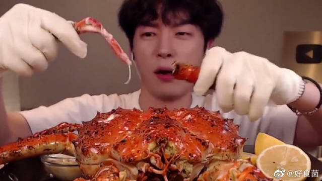 深夜食堂看看这个韩国帅哥吃帝王蟹发现吧唧嘴也不是那么讨厌了吧