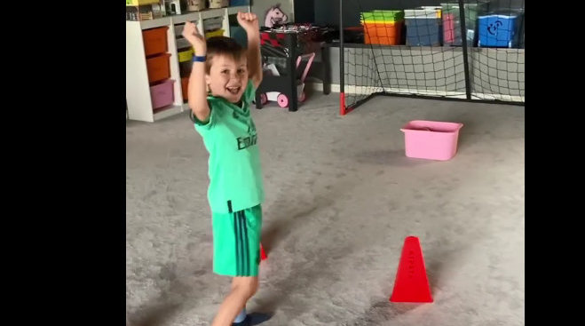 克罗斯第二天邀请了自己的儿子leon来教学小小托尼老师的球技还真不错