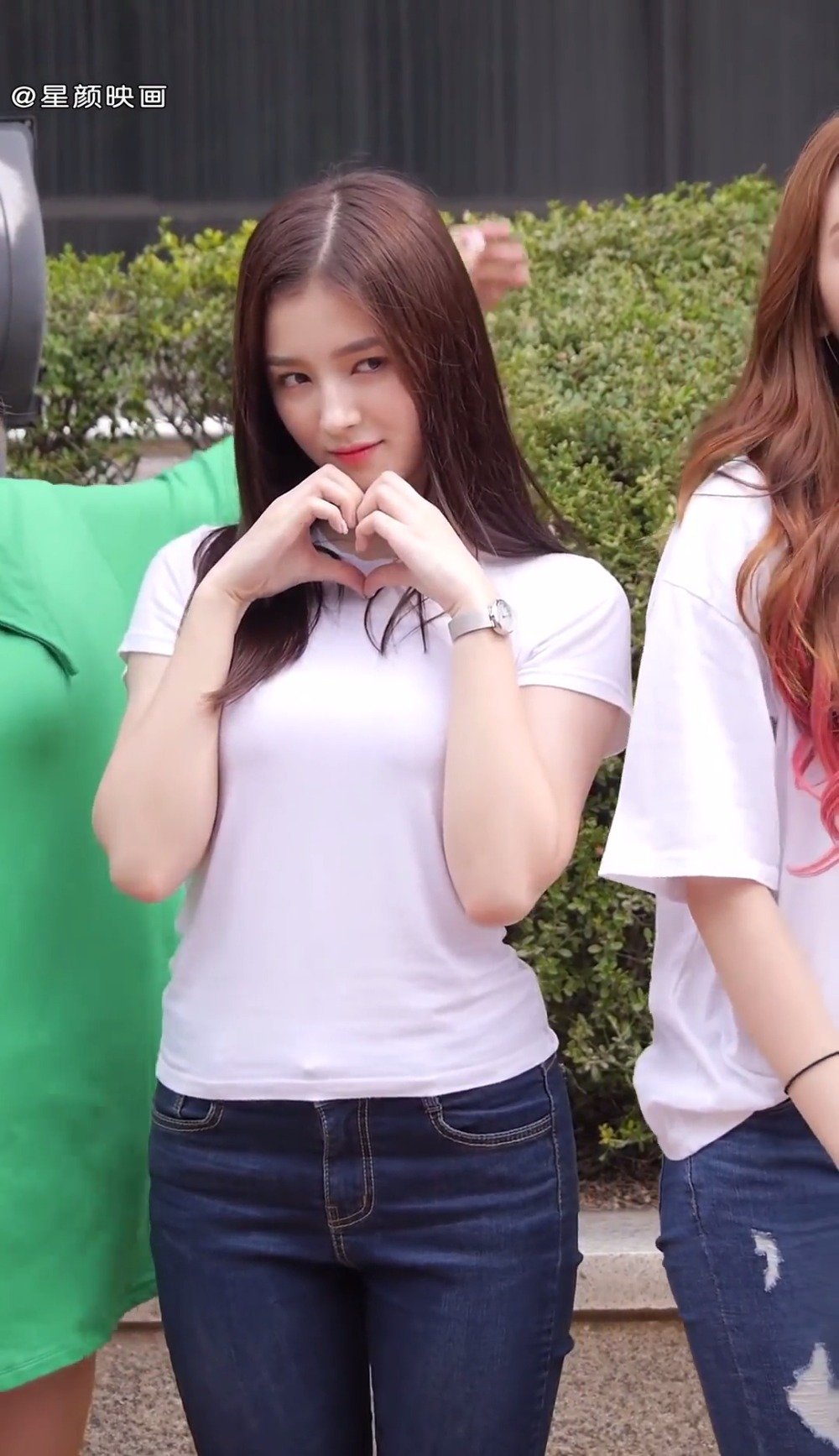 momoland白t紧身裤的nancy李承利