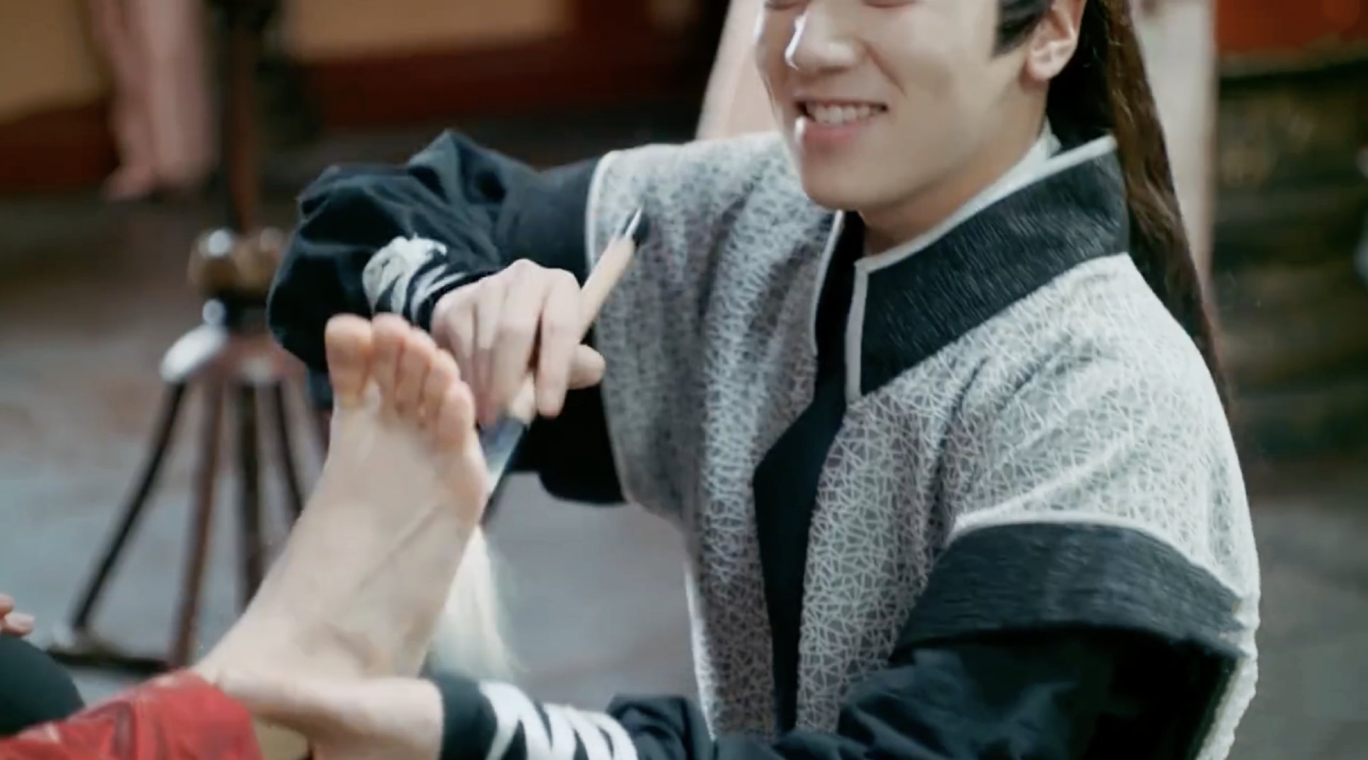 用羽毛挠她脚心逼供你见过吗